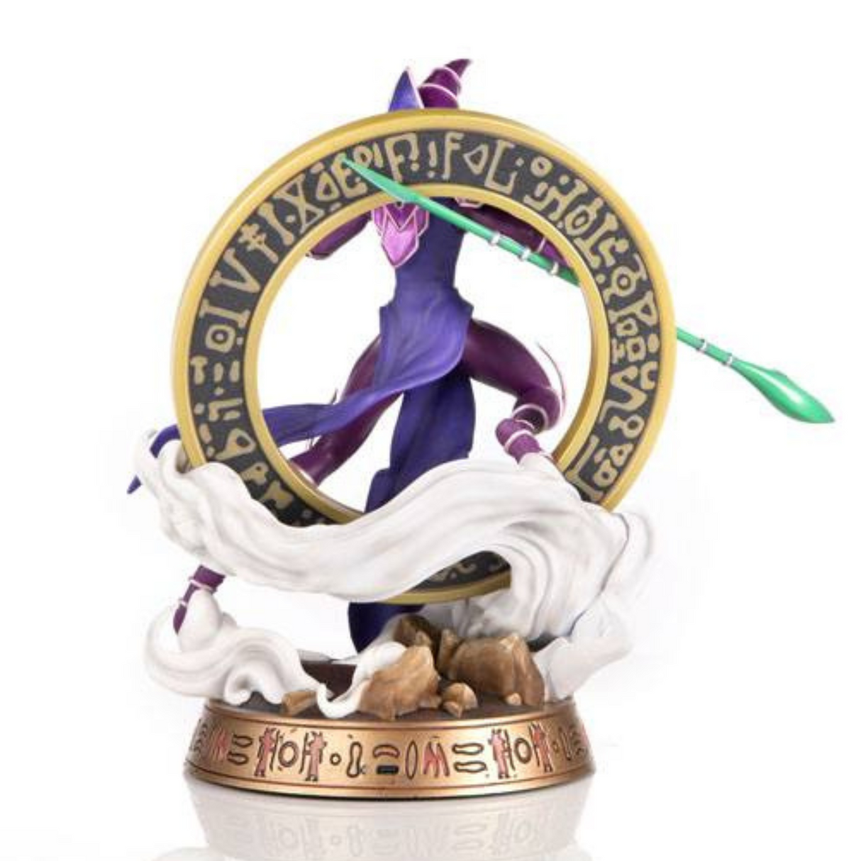 Figurine en PVC du Magicien Sombre (Dark Magician) de Yu-Gi-Oh!, vêtu de sa tenue violette iconique, tenant un sceptre magique. Il se tient devant un cercle magique orné de runes, avec des effets de fumée à la base.