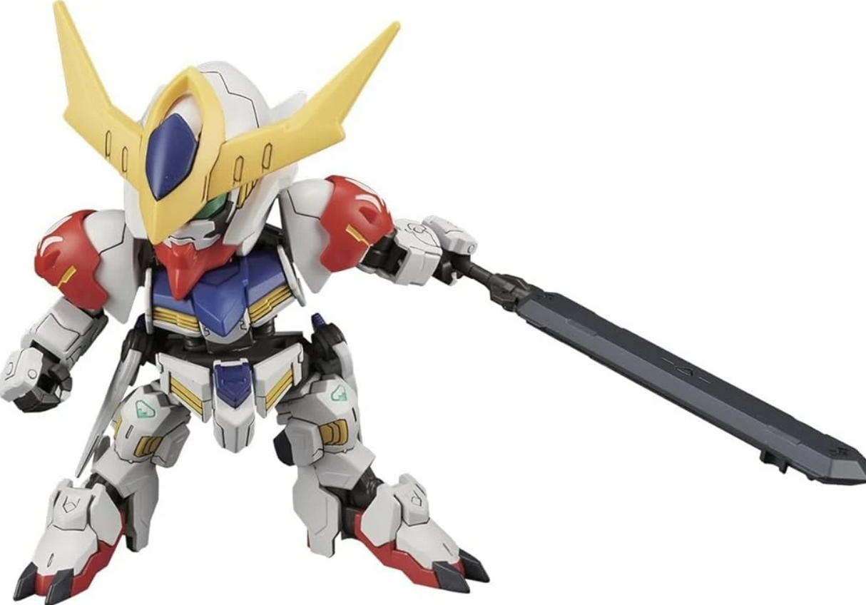 Maquette SD Gundam Barbatos Lupus DX de la série BB #402, en pose dynamique avec une grande épée noire.