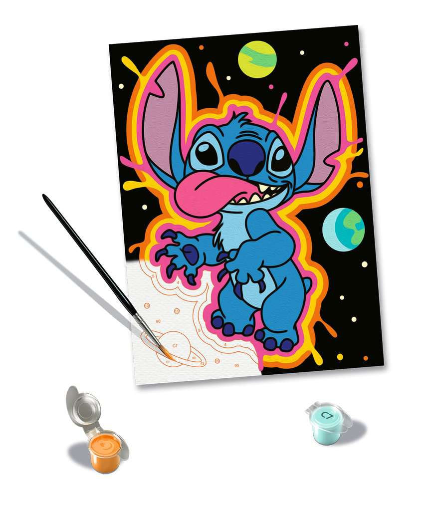 Boîte CreArt Ravensburger Disney Stitch Lost in Space, peinture par numéros 18 x 24 cm avec Stitch sur fond spatial noir et effets néon colorés.