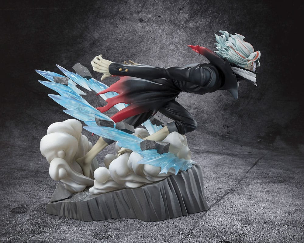 Figurine Okarun Transformed de 15 cm, personnage de Dandadan, en posture d’attaque, avec éclairs translucides, nuage de fumée et expression intense.