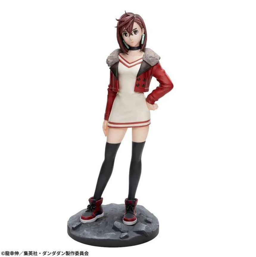 Figurine Momo Dandadan Luminasta Vol 2 en tenue rouge et blanche avec socle décoratif