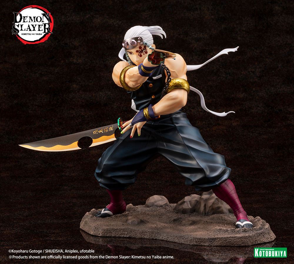 Figurine de Tengen Uzui de Demon Slayer en pose de combat, tenant deux sabres, sur un socle rocheux. Il porte son bandeau orné de pierres précieuses et sa tenue de shinobi sans manches, mettant en valeur sa musculature.