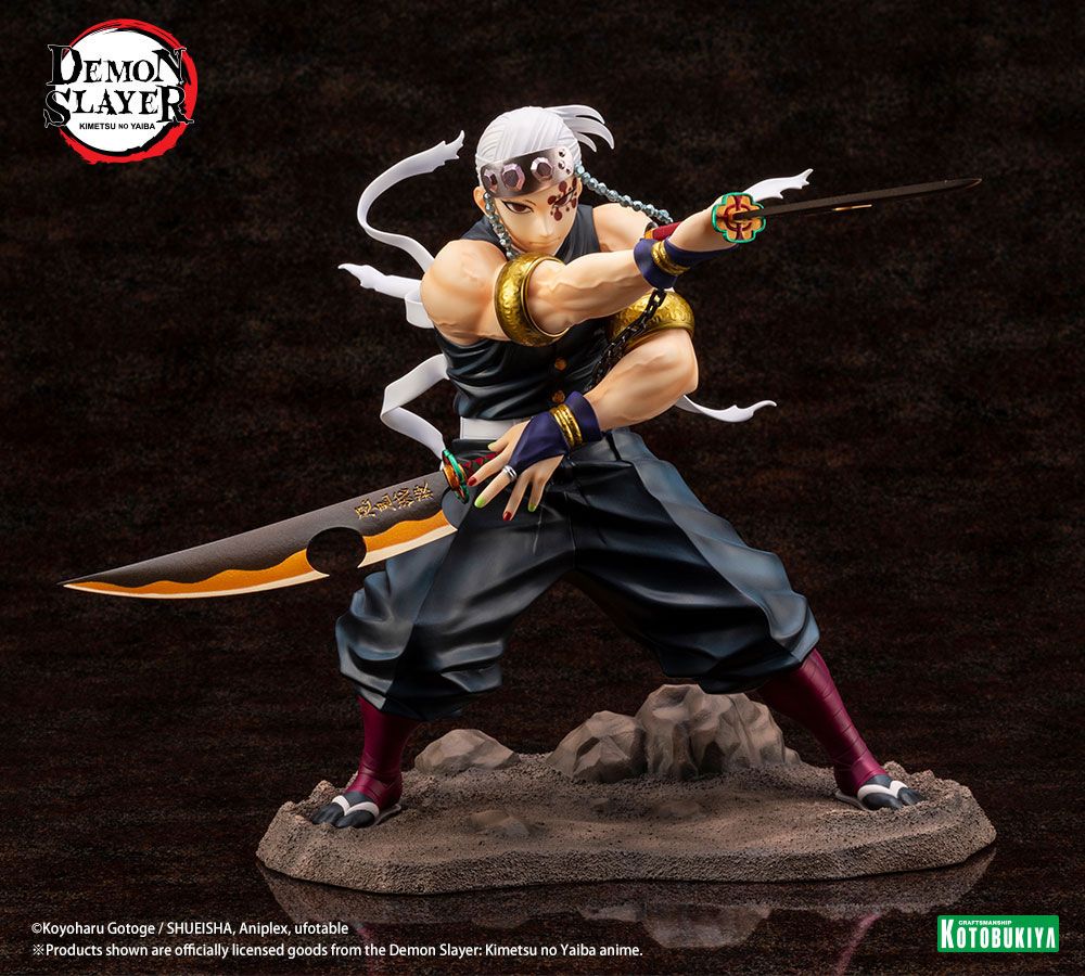 Figurine de Tengen Uzui de Demon Slayer en pose de combat, tenant deux sabres, sur un socle rocheux. Il porte son bandeau orné de pierres précieuses et sa tenue de shinobi sans manches, mettant en valeur sa musculature.