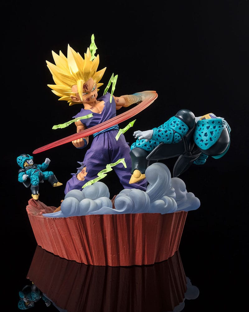 Figurine Dragon Ball Z FiguartsZERO Extra Battle - Super Saiyan 2 Son Gohan en pleine attaque contre Cell, avec des effets d’énergie et un socle dynamique.