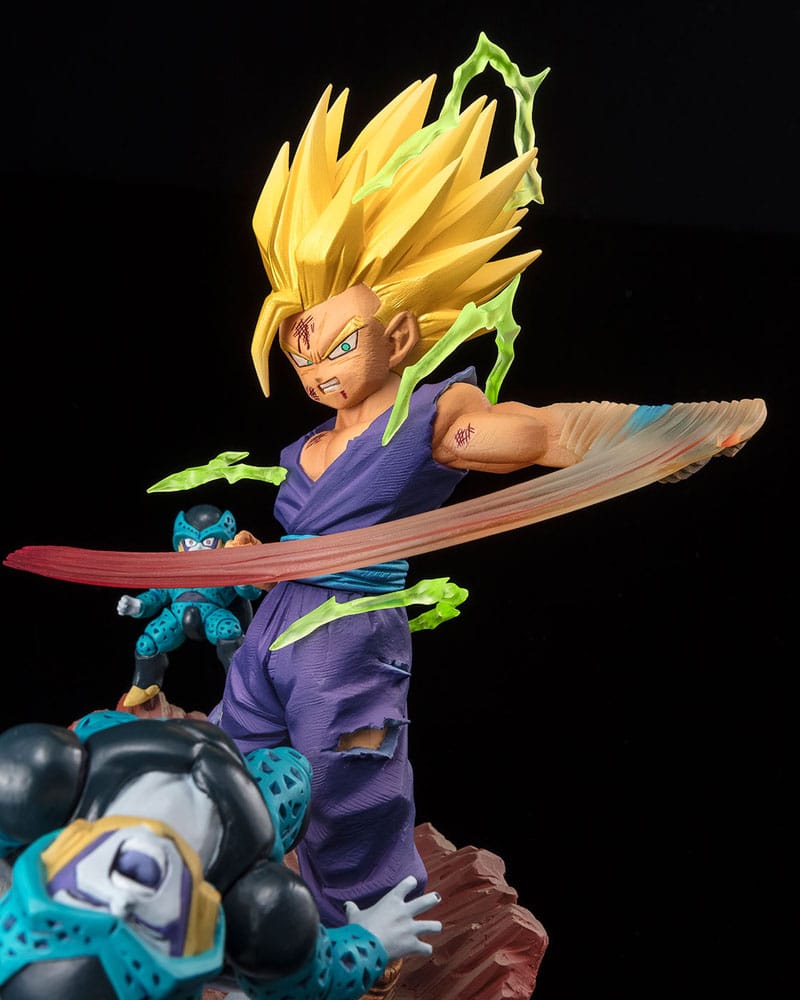 Figurine Dragon Ball Z FiguartsZERO Extra Battle - Super Saiyan 2 Son Gohan en pleine attaque contre Cell, avec des effets d’énergie et un socle dynamique.