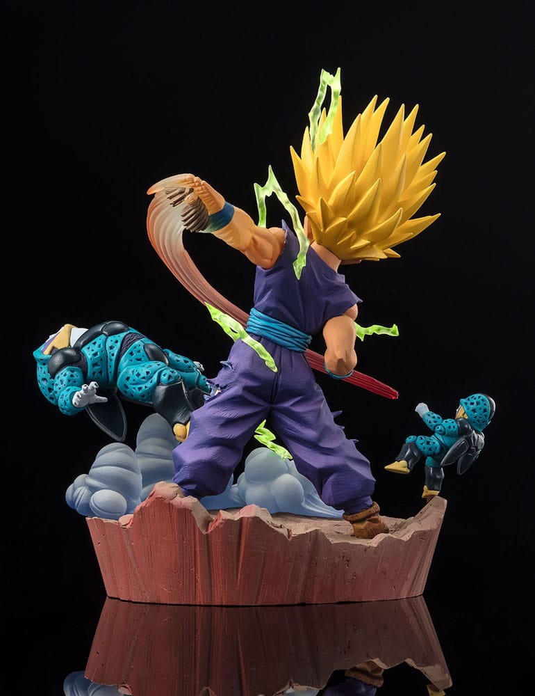 Figurine Dragon Ball Z FiguartsZERO Extra Battle - Super Saiyan 2 Son Gohan en pleine attaque contre Cell, avec des effets d’énergie et un socle dynamique.