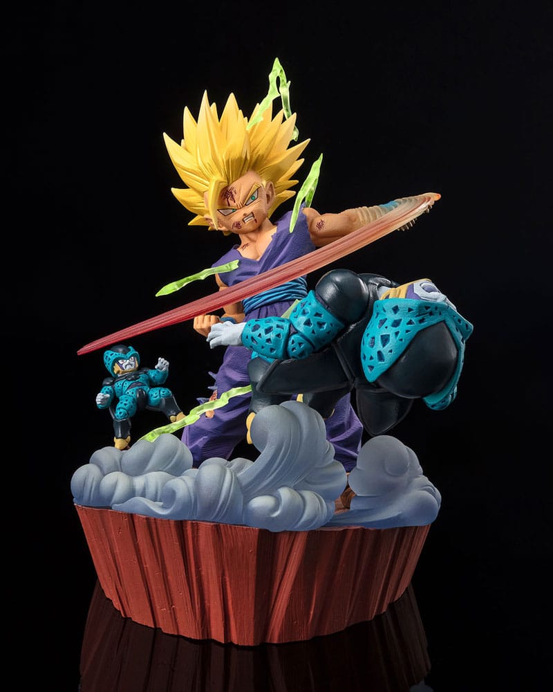 Figurine Dragon Ball Z FiguartsZERO Extra Battle - Super Saiyan 2 Son Gohan en pleine attaque contre Cell, avec des effets d’énergie et un socle dynamique.