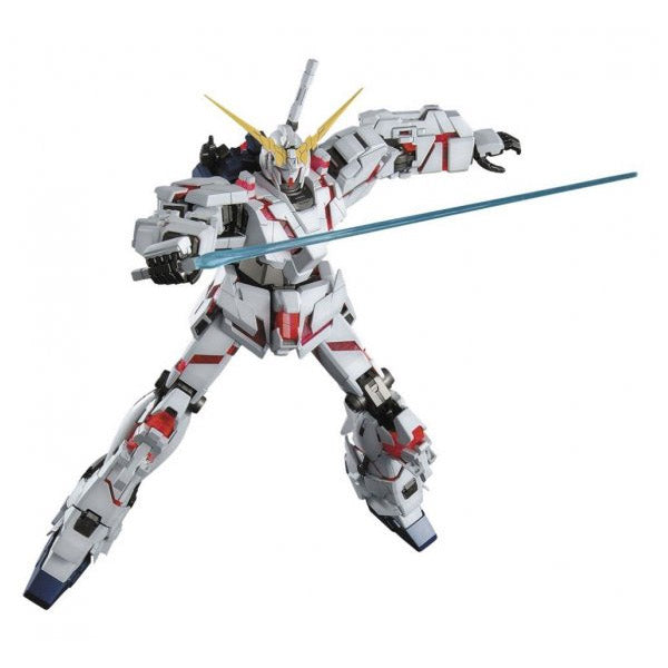 Maquette Gunpla MG 1/100 Unicorn Gundam en pose dynamique avec sabre laser, modèle transformable entre Unicorn et Destroy Mode