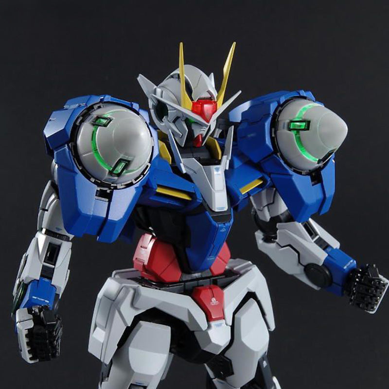 Maquette Gunpla PG 1/60 00 Raiser blanche, bleue et rouge avec équipements dorsaux, armes et boucliers, sur fond blanc.