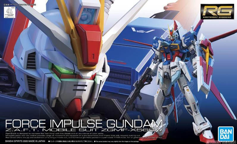 Maquette Gunpla RG 1/144 Force Impulse Gundam avec fusil, grand bouclier rouge et pose dynamique sur fond blanc.