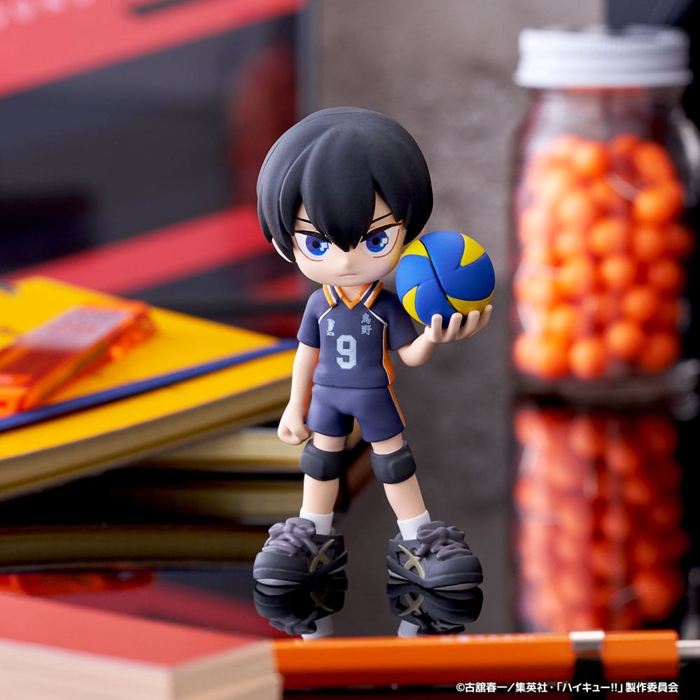 Figurines chibi Haikyu!! de la collection PalVerse, représentant les joueurs de Karasuno et Nekoma en tenue officielle avec ballon de volley.