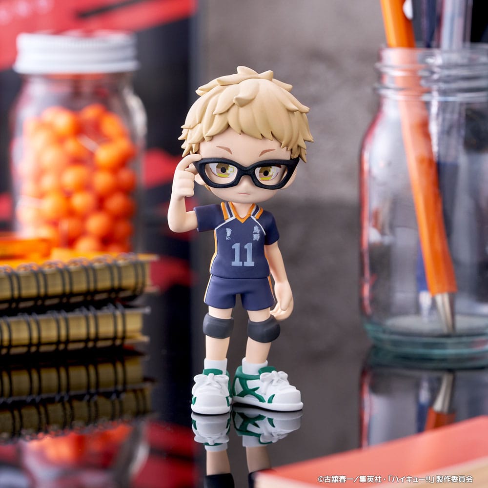 Figurines chibi Haikyu!! de la collection PalVerse, représentant les joueurs de Karasuno et Nekoma en tenue officielle avec ballon de volley.