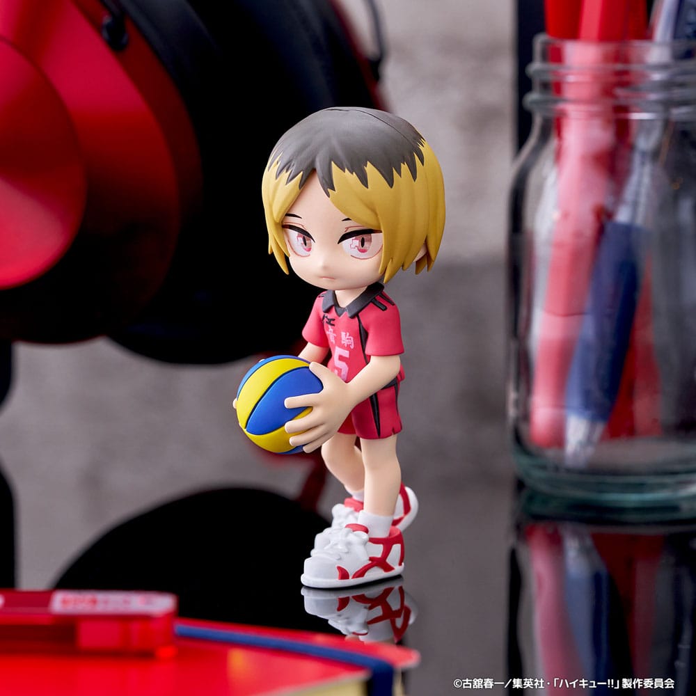 Figurines chibi Haikyu!! de la collection PalVerse, représentant les joueurs de Karasuno et Nekoma en tenue officielle avec ballon de volley.
