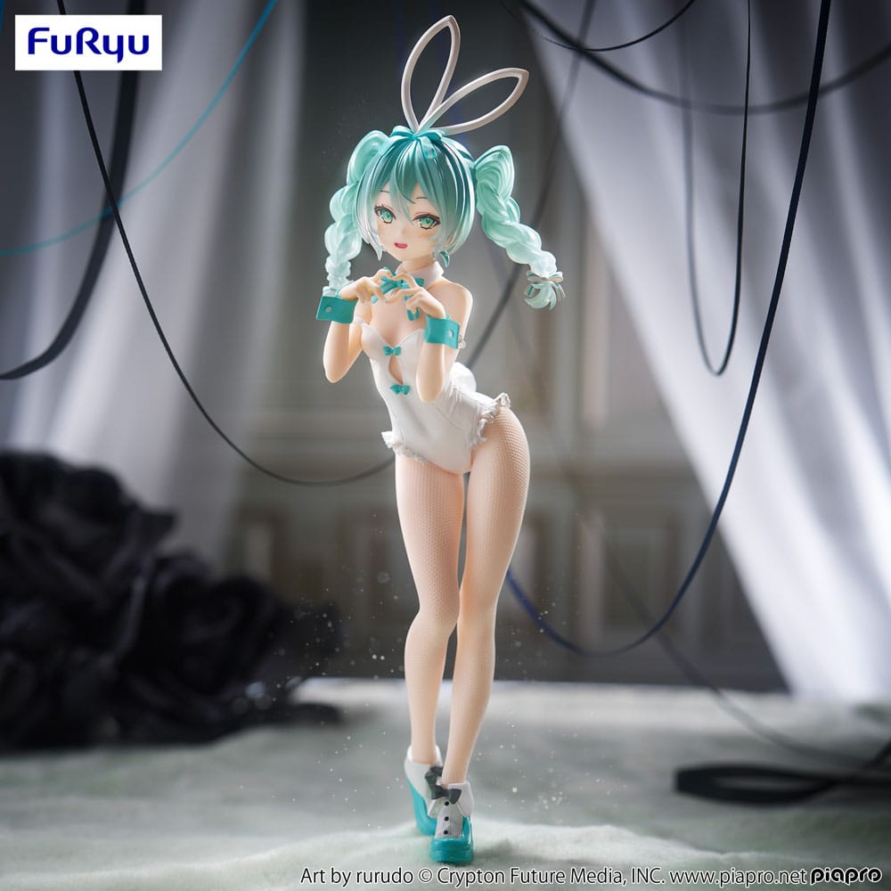 Figurine BiCute Bunnies de Hatsune Miku en version blanche, avec tenue de bunny girl et cheveux turquoise tressés.