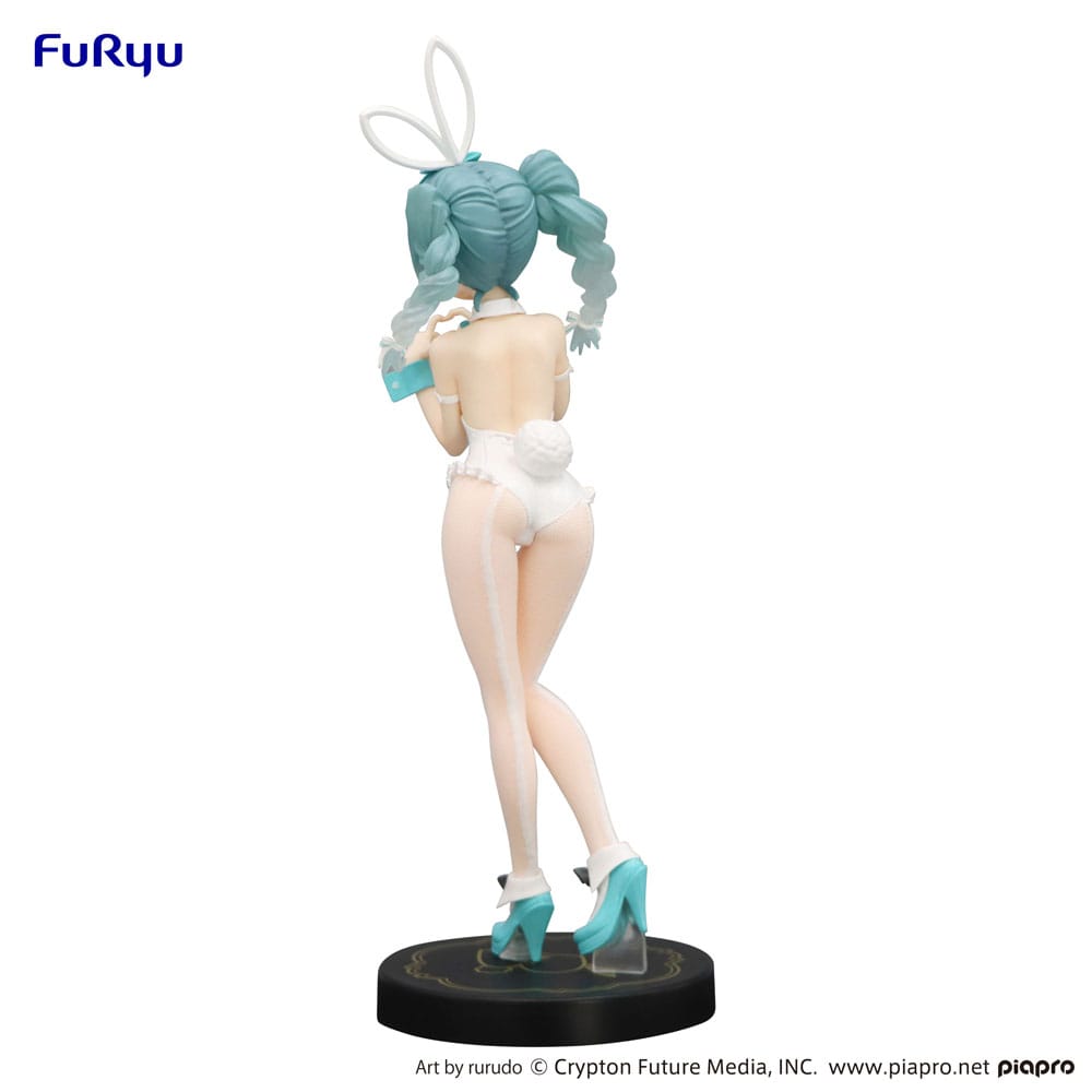 Figurine BiCute Bunnies de Hatsune Miku en version blanche, avec tenue de bunny girl et cheveux turquoise tressés.