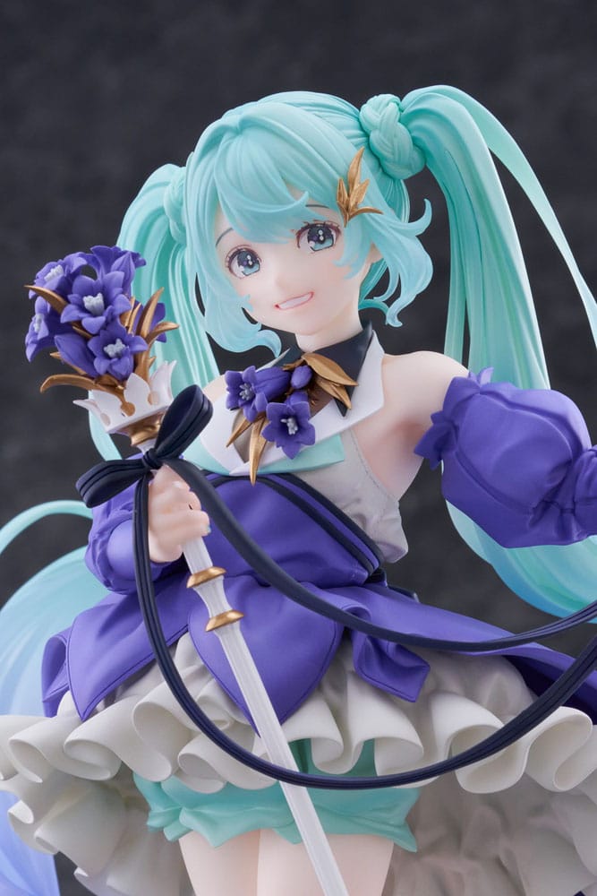 Figurine Hatsune Miku Birthday 2024 version, avec une robe violette, un sceptre fleuri et une pose féerique sous un fond de pleine lune.