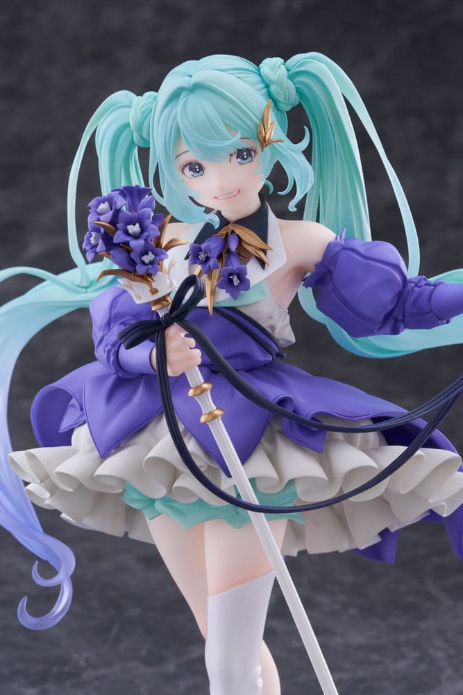 Figurine Hatsune Miku Birthday 2024 version, avec une robe violette, un sceptre fleuri et une pose féerique sous un fond de pleine lune.