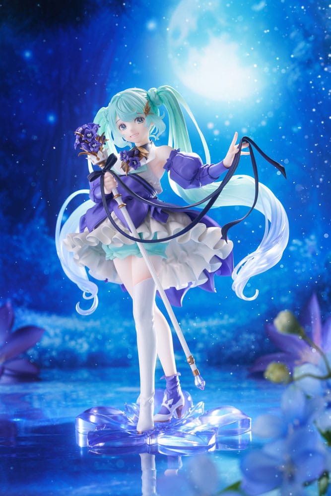 Figurine Hatsune Miku Birthday 2024 version, avec une robe violette, un sceptre fleuri et une pose féerique sous un fond de pleine lune.