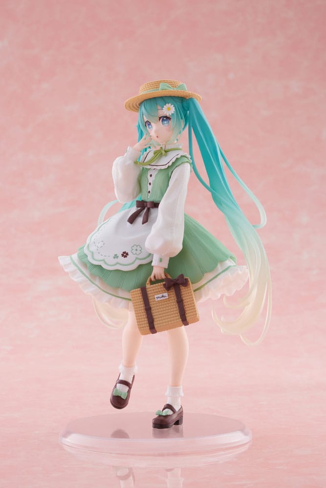 Figurine Hatsune Miku Fashion Country Ver. de 18 cm, en robe verte avec tablier blanc, chapeau de paille, panier tressé et longues couettes bleu clair dégradées.