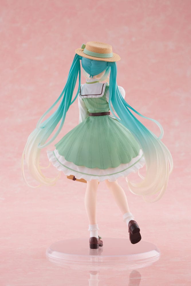 Figurine Hatsune Miku Fashion Country Ver. de 18 cm, en robe verte avec tablier blanc, chapeau de paille, panier tressé et longues couettes bleu clair dégradées.
