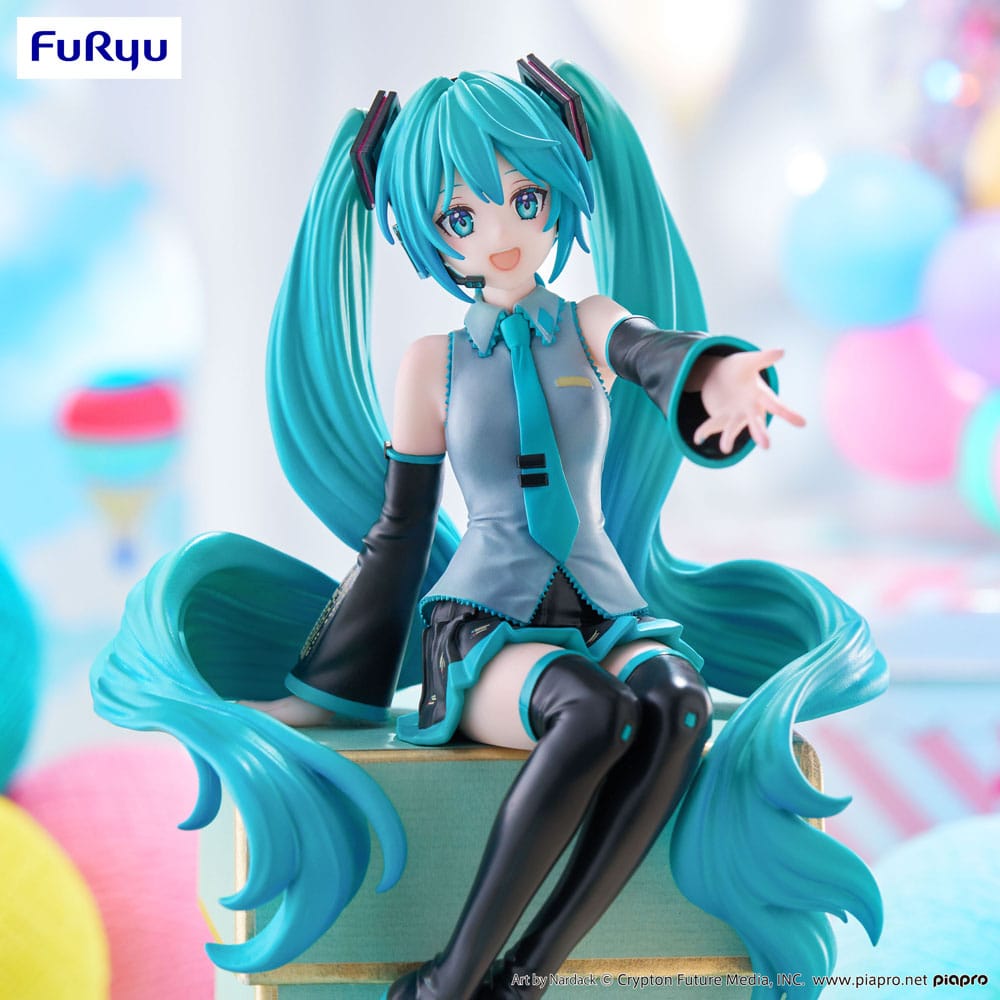 Figurine Hatsune Miku Nardack Ver. de 14 cm, en tenue classique bleu et noir, avec de longues couettes turquoise et une main tendue vers l’avant.