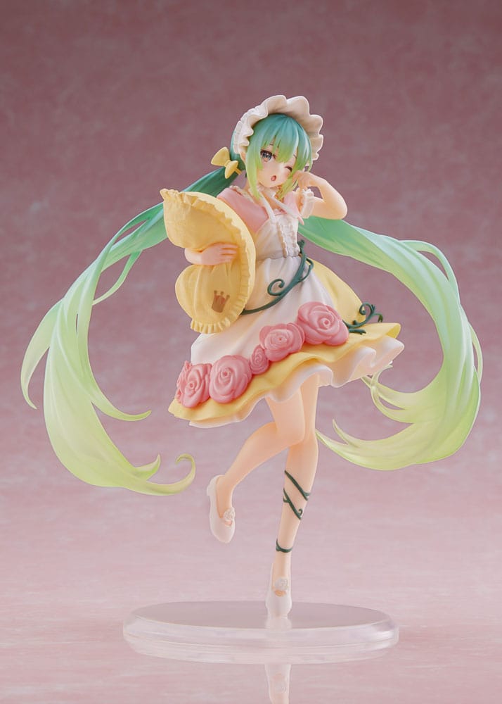 Figurine Hatsune Miku Wonderland Sleeping Beauty en robe pastel avec couettes vert clair et pose inspirée des contes de fées