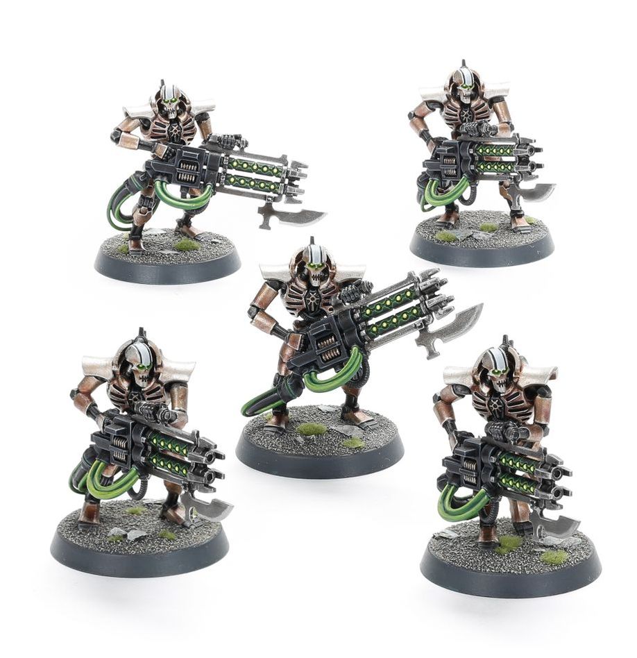 Boîte de figurines Immortels Nécrons pour Warhammer 40K, comprenant 5 soldats d’élite équipés de fusils Tesla et de carabines Gauss.