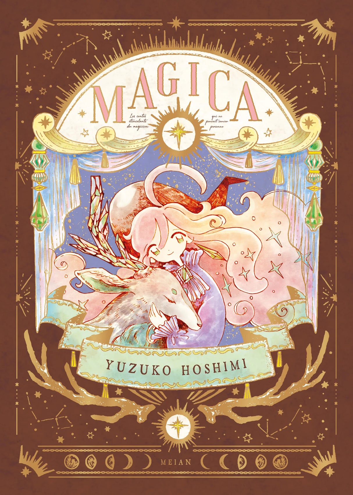 MAGICA – Édition Deluxe : illustration délicate d'une jeune magicienne aux longs cheveux roses entourée de motifs étoilés et de créatures magiques, le tout dans un cadre doré qui évoque les grimoires anciens.
