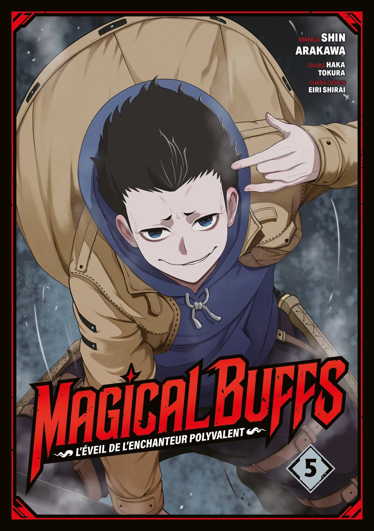 manga Magical Buffs – L’éveil de l’enchanteur polyvalent tome 5, montrant le héros en manteau beige et sweat à capuche bleu, avec une pose dynamique et un sourire confiant.