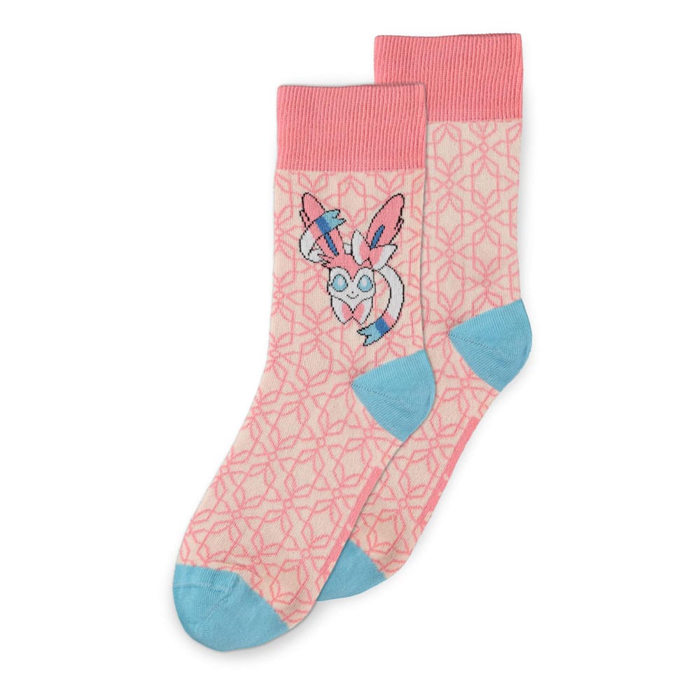 Lot de trois chaussettes Pokémon : rose avec Nymphali, vert avec Phyllali et bleu avec Givrali, dans un design coloré et kawaii.