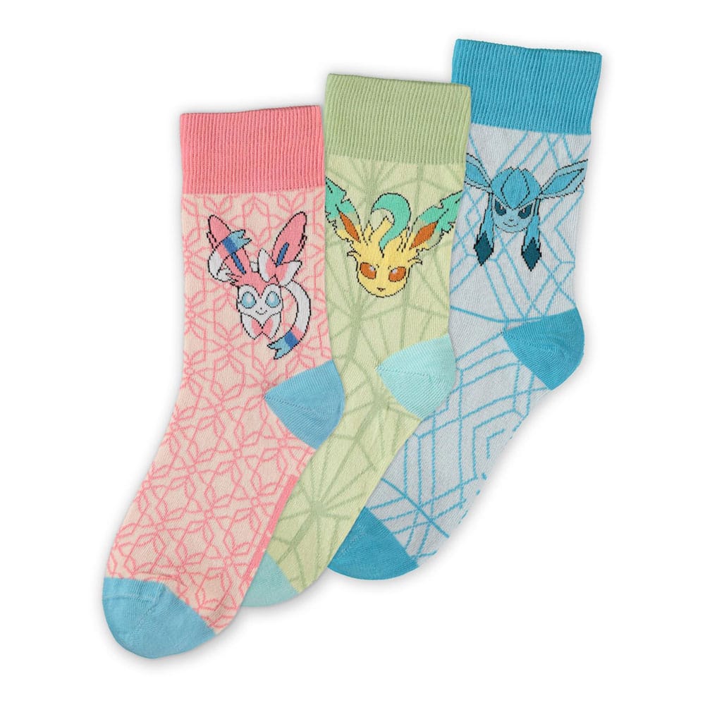 Lot de trois chaussettes Pokémon : rose avec Nymphali, vert avec Phyllali et bleu avec Givrali, dans un design coloré et kawaii.
