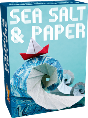 Boîte du jeu Sea Salt & Paper avec vague en origami bleu et blanc et petit bateau en papier rouge sur fond bleu.