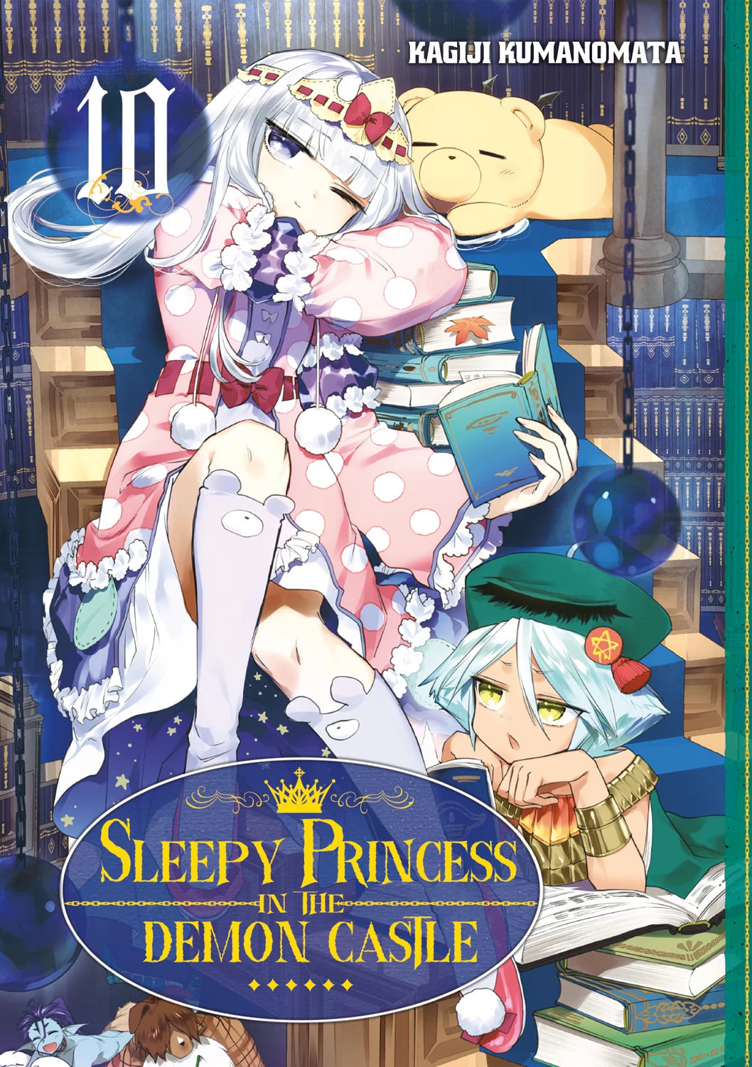 tome 10 de Sleepy Princess in the Demon Castle, avec la princesse Syalis en pyjama rose à pois, assise sur une pile de livres dans une bibliothèque, l'air fatigué, aux côtés d'autres personnages.