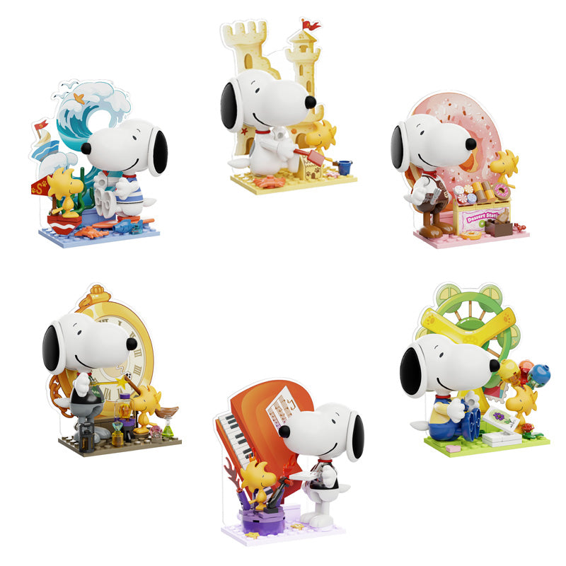 Display de blind boxes Snoopy Pantasy Letter World Series avec plusieurs boîtes jaunes et visuels de figurines Snoopy à collectionner.