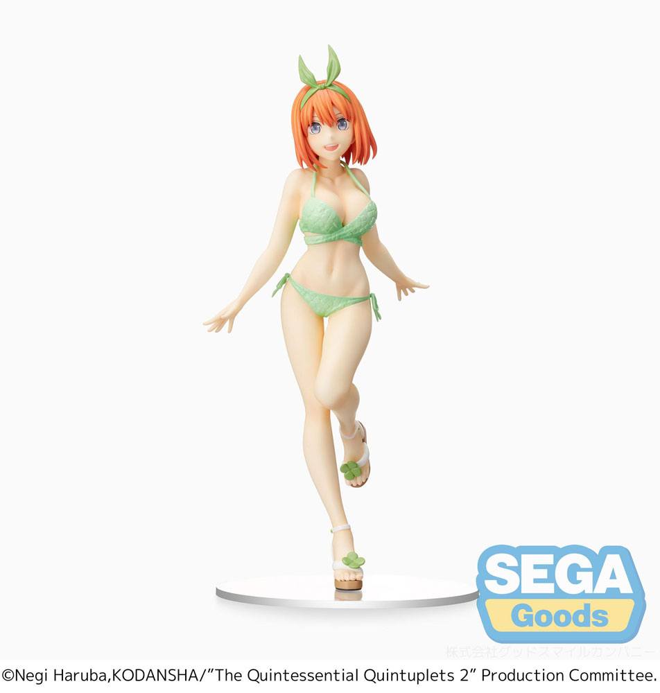 Figurine SPM Yotsuba Nakano - The Quintessential Quintuplets en maillot de bain vert avec bandeau assorti et sandales décorées de trèfles, capturant son énergie joyeuse et estivale.