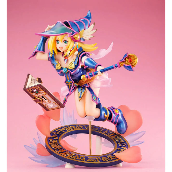 Figurine colorée de Dark Magician Girl de Yu-Gi-Oh!, en lévitation avec un grimoire magique, un sceptre et un socle orné de symboles dorés.