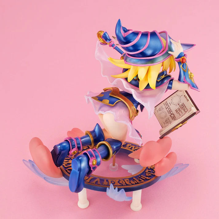 Figurine colorée de Dark Magician Girl de Yu-Gi-Oh!, en lévitation avec un grimoire magique, un sceptre et un socle orné de symboles dorés.