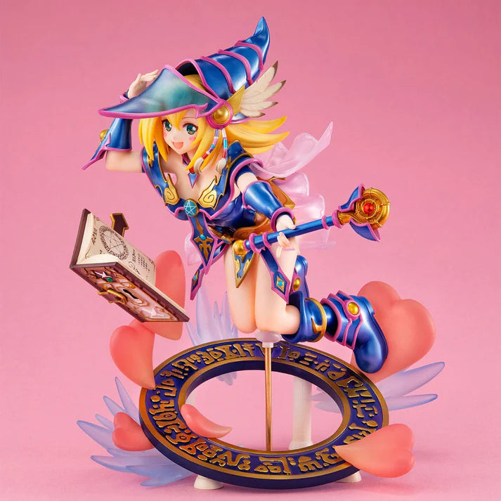 Figurine colorée de Dark Magician Girl de Yu-Gi-Oh!, en lévitation avec un grimoire magique, un sceptre et un socle orné de symboles dorés.