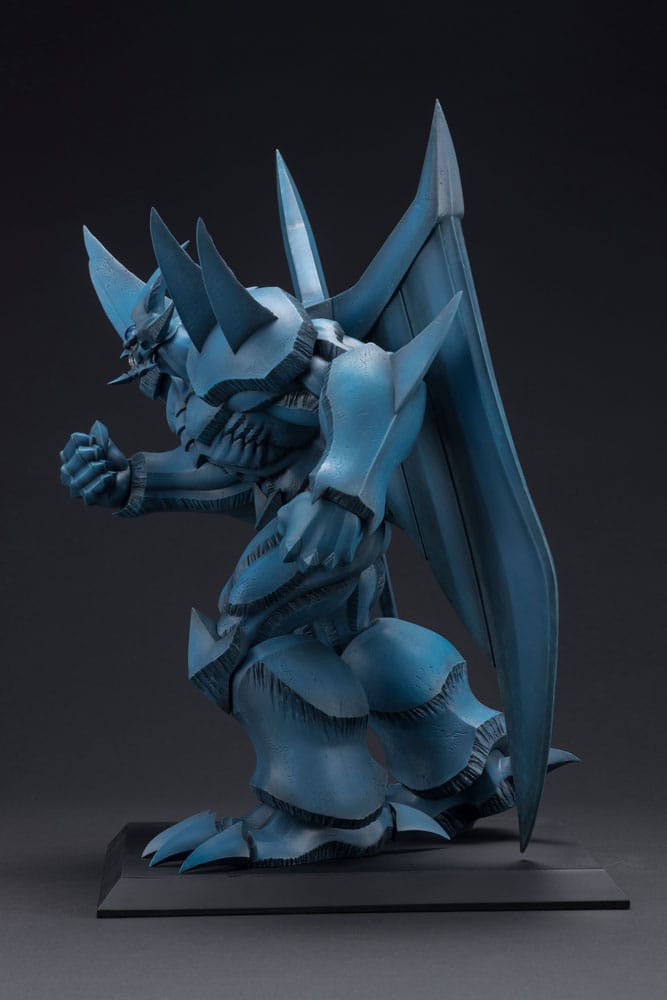 Figurine Yu-Gi-Oh! Obelisk the Tormentor Egyptian God, monstre bleu massif avec ailes repliées, poing serré et socle d’exposition.