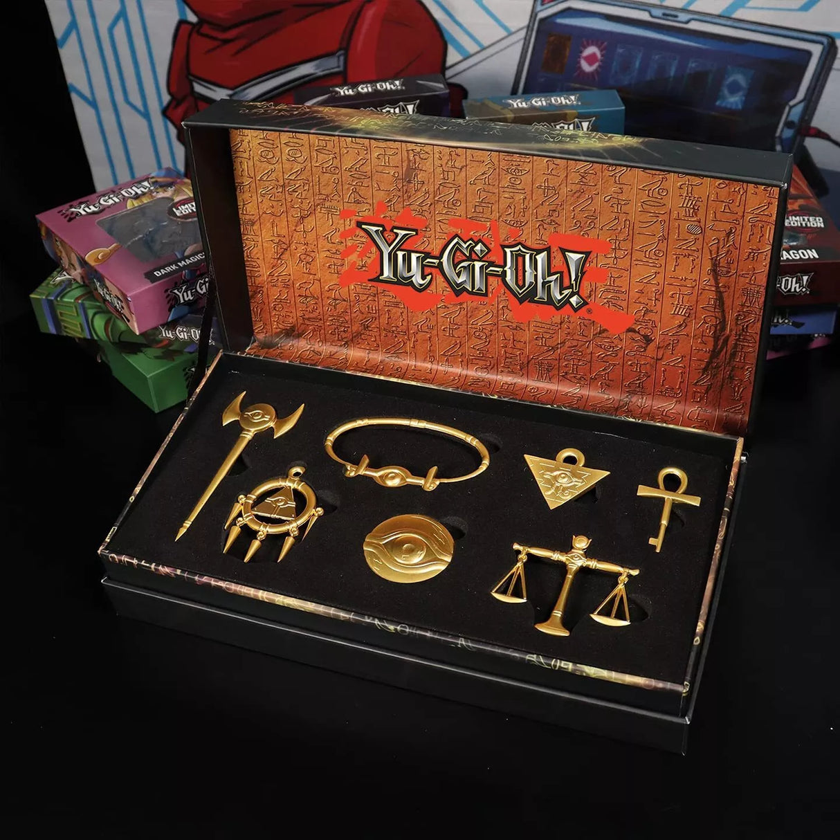 Coffret premium Yu-Gi-Oh! répliques officielles des 7 Objets du Millénium en métal doré
