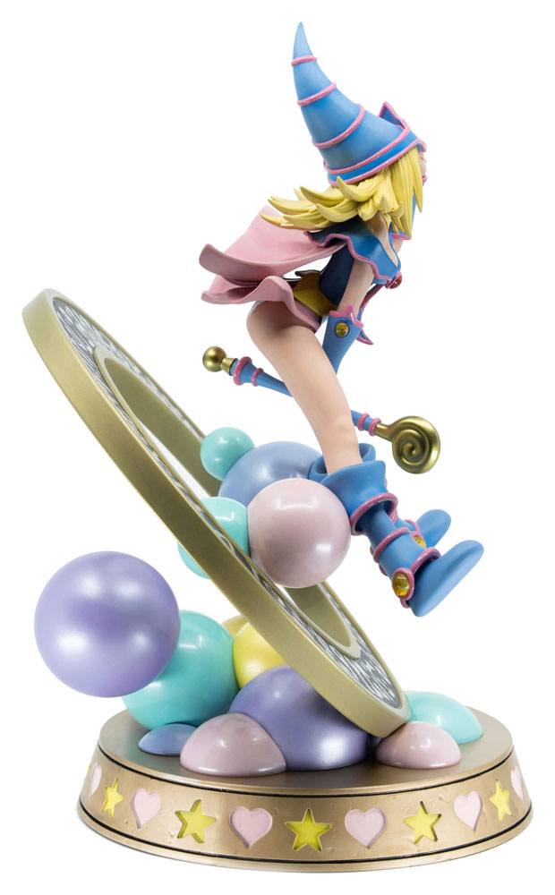 Figurine PVC de Dark Magician Girl en édition pastel, issue de Yu-Gi-Oh!, posée sur un cercle magique avec des sphères colorées