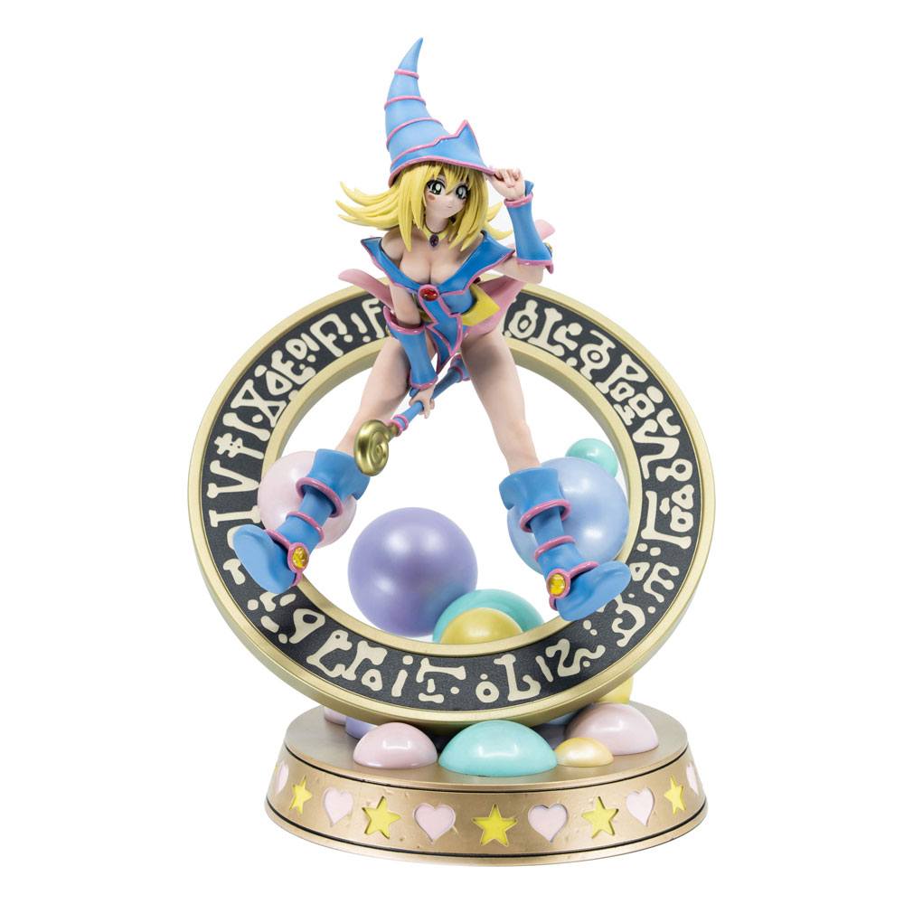 Figurine PVC de Dark Magician Girl en édition pastel, issue de Yu-Gi-Oh!, posée sur un cercle magique avec des sphères colorées