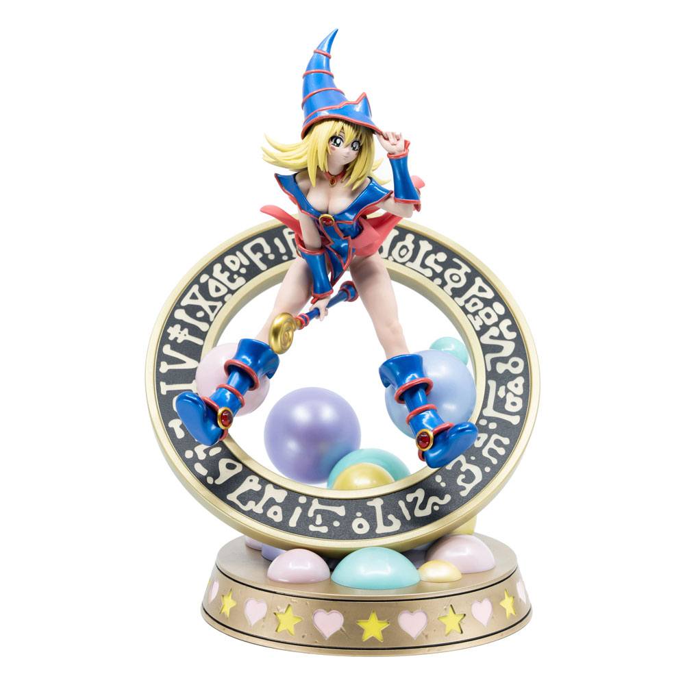 Figurine de Dark Magician Girl en PVC, posée dans un cercle magique décoré de runes, avec des sphères pastel à la base. Elle porte sa tenue bleue et rose emblématique, avec un chapeau pointu et une pose dynamique.