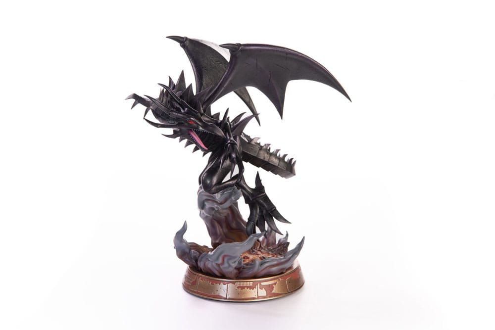 Figurine en PVC de Red-Eyes Black Dragon, le célèbre dragon noir de Yu-Gi-Oh!, dans une pose agressive avec ailes déployées. Le socle est orné de lave en fusion et de roches sombres.