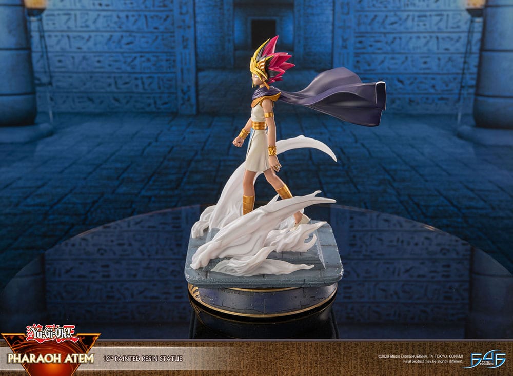 Statuette Yu-Gi-Oh Pharaon Atem 29 cm avec socle égyptien et effets mystiques.
