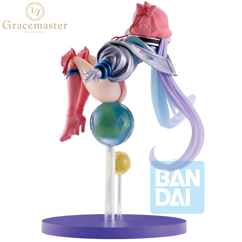 Figurine Fate/Grand Order Ichibansho Moon Cancer/BB Cosmos Celebrity Summer Experience par Bandai, représentant BB en tenue rose futuriste avec capuche, manches métalliques et décor spatial sur socle violet.