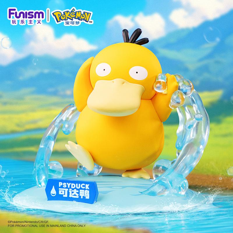 Figurine de Psykokwak (Psyduck) debout sur un socle bleu avec des éclaboussures d’eau transparentes. Il a un regard perplexe typique et une plaque avec son nom est placée à l'avant.
