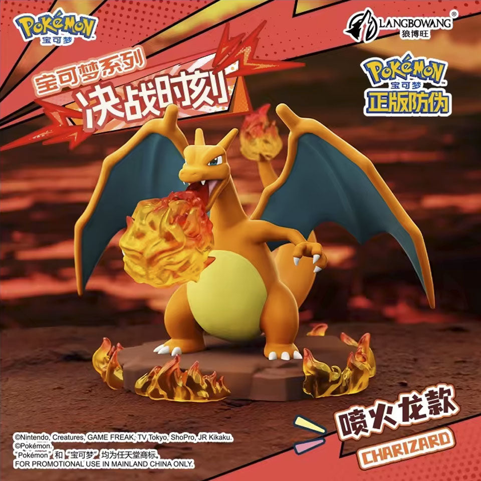 Figurine Pokémon Dracaufeu (Charizard) lançant une attaque de feu, avec socle enflammé – Battle Ornament Set