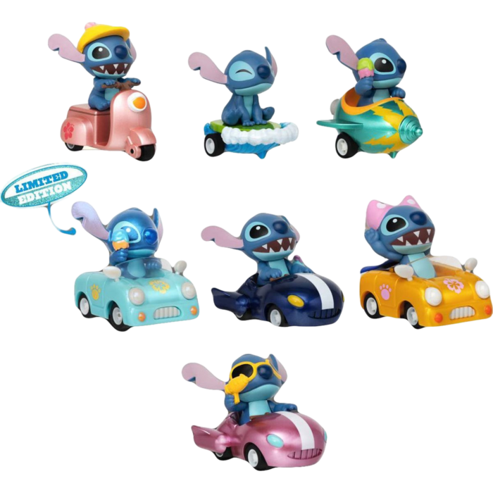 Stitch Series Pull Back Car Special Version, mettant en scène plusieurs figurines de Stitch sur des petites voitures colorées, avec un fond de route en bord de mer.