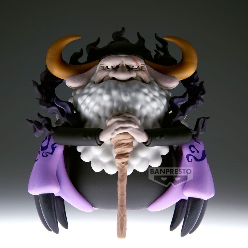 Figurine One Piece Mega World Collectable Figure Saint Jaygarcia Saturn par Banpresto avec cornes, barbe blanche et canne sur fond rouge.